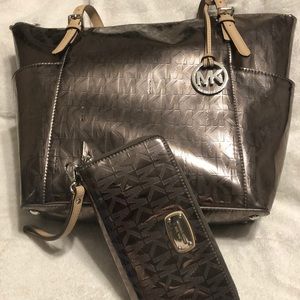Micheal Kors tote bag and matching wallet